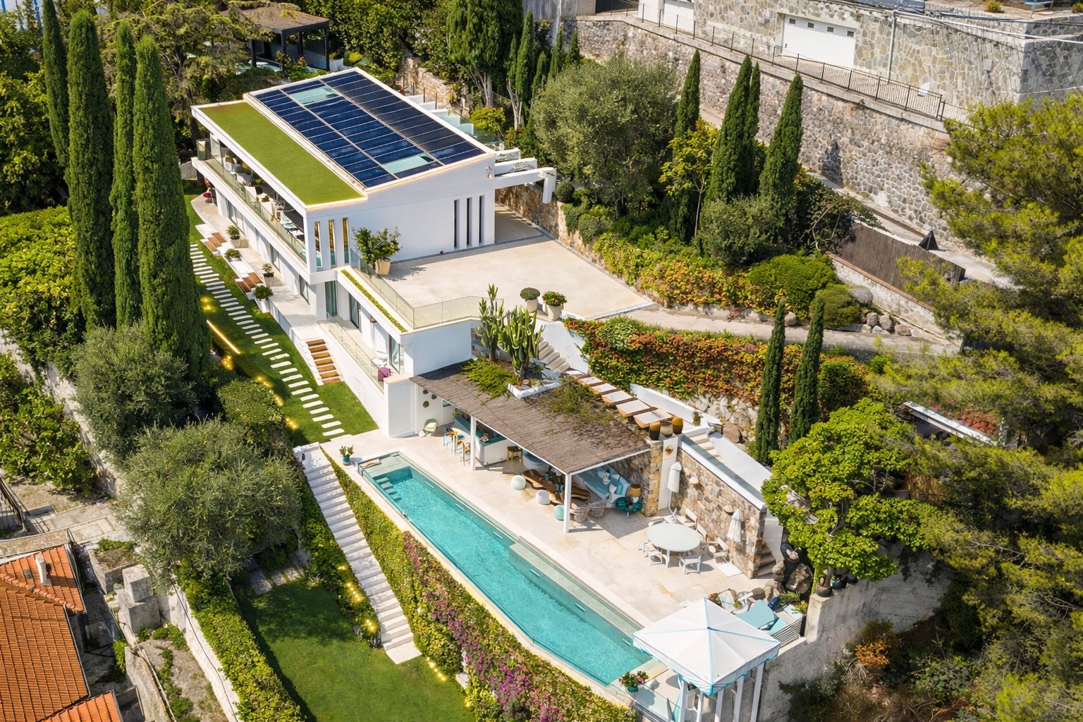 Progetto di fabbricato residenziale, costruzione piscina e sistemazione area esterna - Ventimiglia loc. Grimaldi (IM) - 2012 - concluso