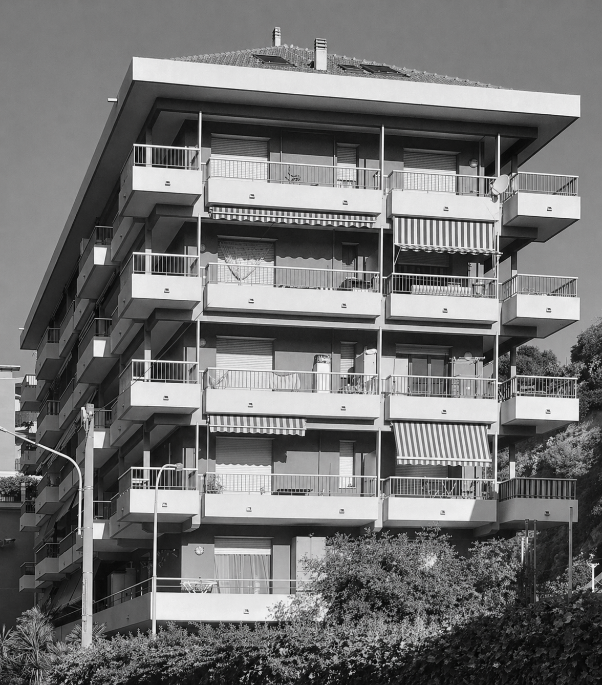 1980 - Progetto di nuovo fabbricato residenziale a piu' unita' abitative e costruzione nuova stazione di riferimento ESSO - sistemazione area esterna - Ventimiglia (IM) 