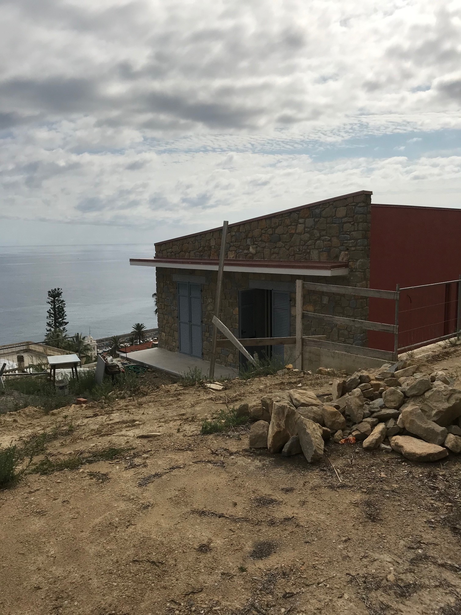 Progetto di diversi edifici residenziali ispirati all'architettura tradizionale ligure di origine agricola realizzati principalmente nella Liguria di ponente  - conclusi