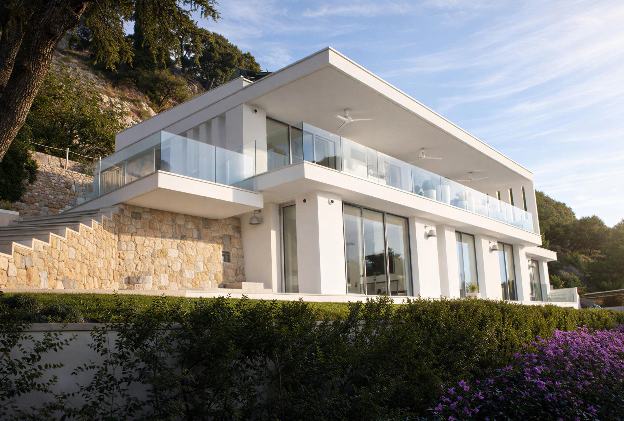 Progetto di fabbricato residenziale, costruzione piscina e sistemazione area esterna - Ventimiglia loc. Grimaldi (IM) - 2012 - concluso